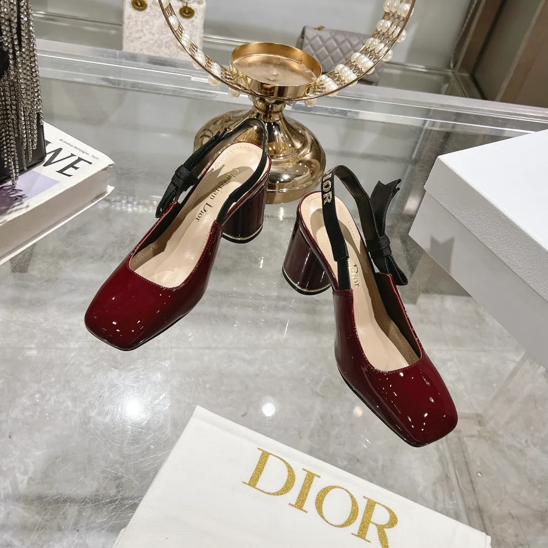 👟👟Ex-factory price 540👟👟Dior 2025 early spring new style Rhodes series women's sandals with special-shaped heel and empty back. Stars' same letter logo with electric embroidery process ➕Hardware buckle high-heeled women's shoes. The outside is decorated with butterflies 🦋knots for decoration, which makes the whole pair of shoes beautiful. 🌟Original development of top-end high-end version Material: imported patent leather upper, water-dyed sheepskin lining, foot pads + Italian leather outsole Heel height: 4cm 7.5cm Size: 35-41 standard code (40.41 customization is not returnable)